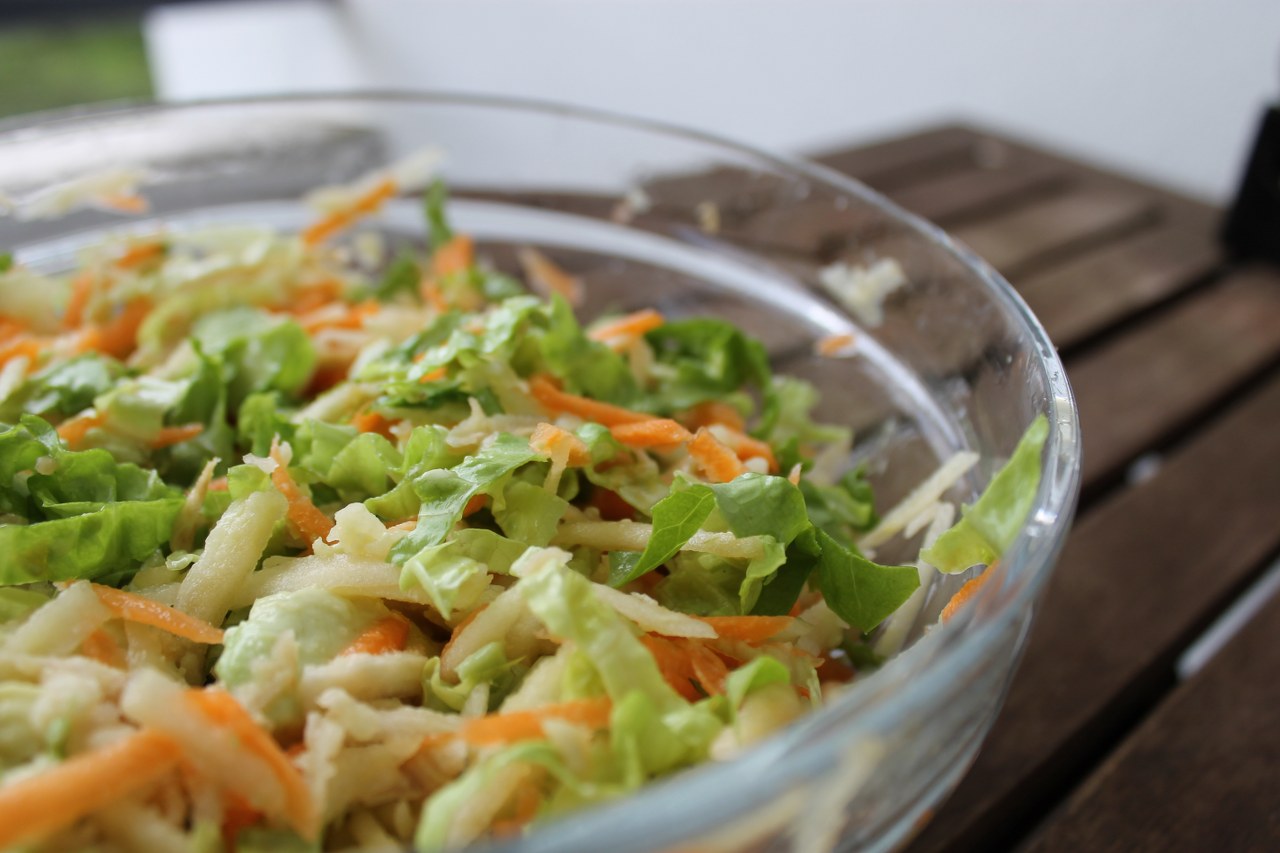 Salata de cruditati cu telina , mere si avocado