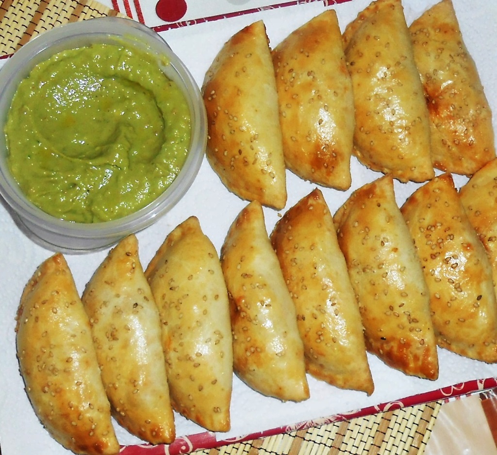 Empanadas cu pui si pasta de avocado