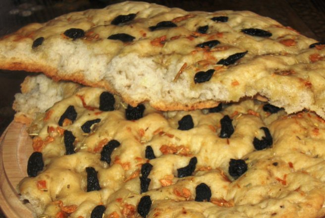 Focaccia cu masline si usturoi