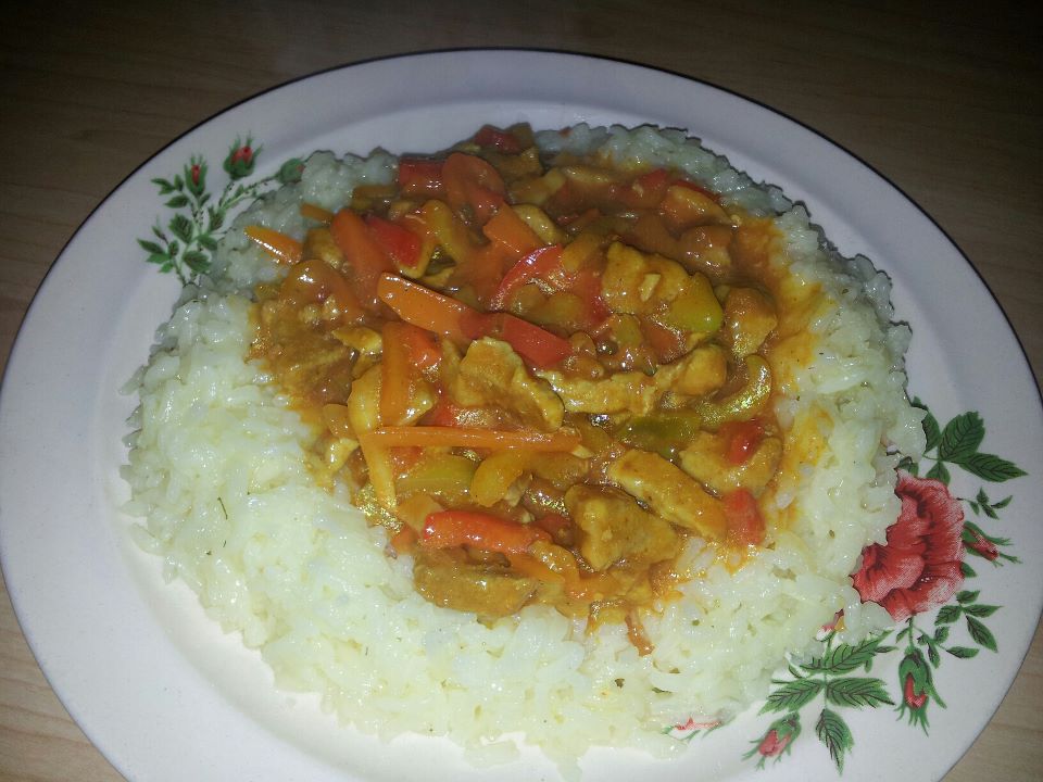 CURRY DE PUI CU GARNITURA DE OREZ