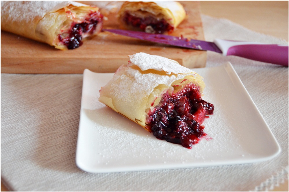 Strudel cu fructe de padure