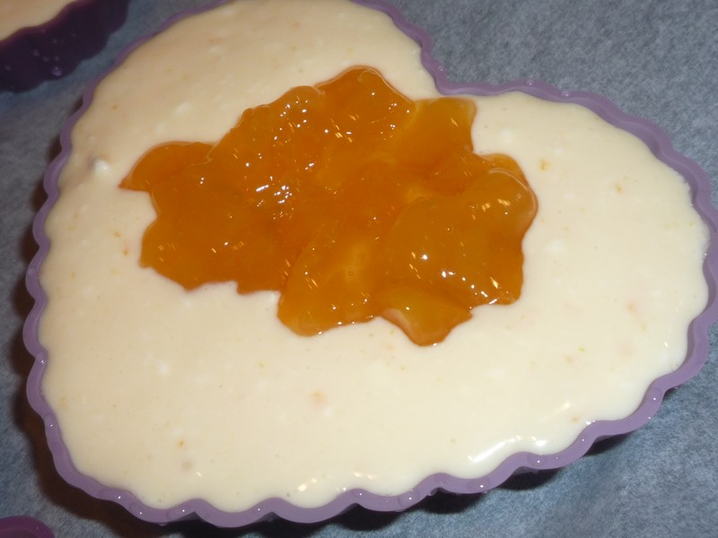 Prajiturele cu branza dulce si dulceata de piersici