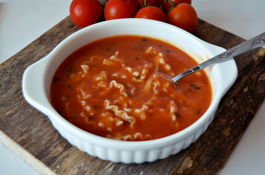 Supa crema de legume si rosii cu taitei