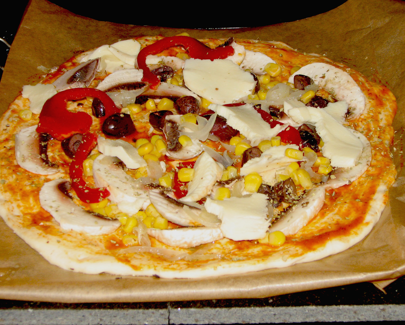 Pizza vegetariana cu blat subtire si crocant