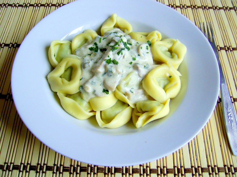 Tortelloni cu sos de smantana si ciuperci