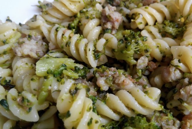 Fusilli cu broccoli si carnat