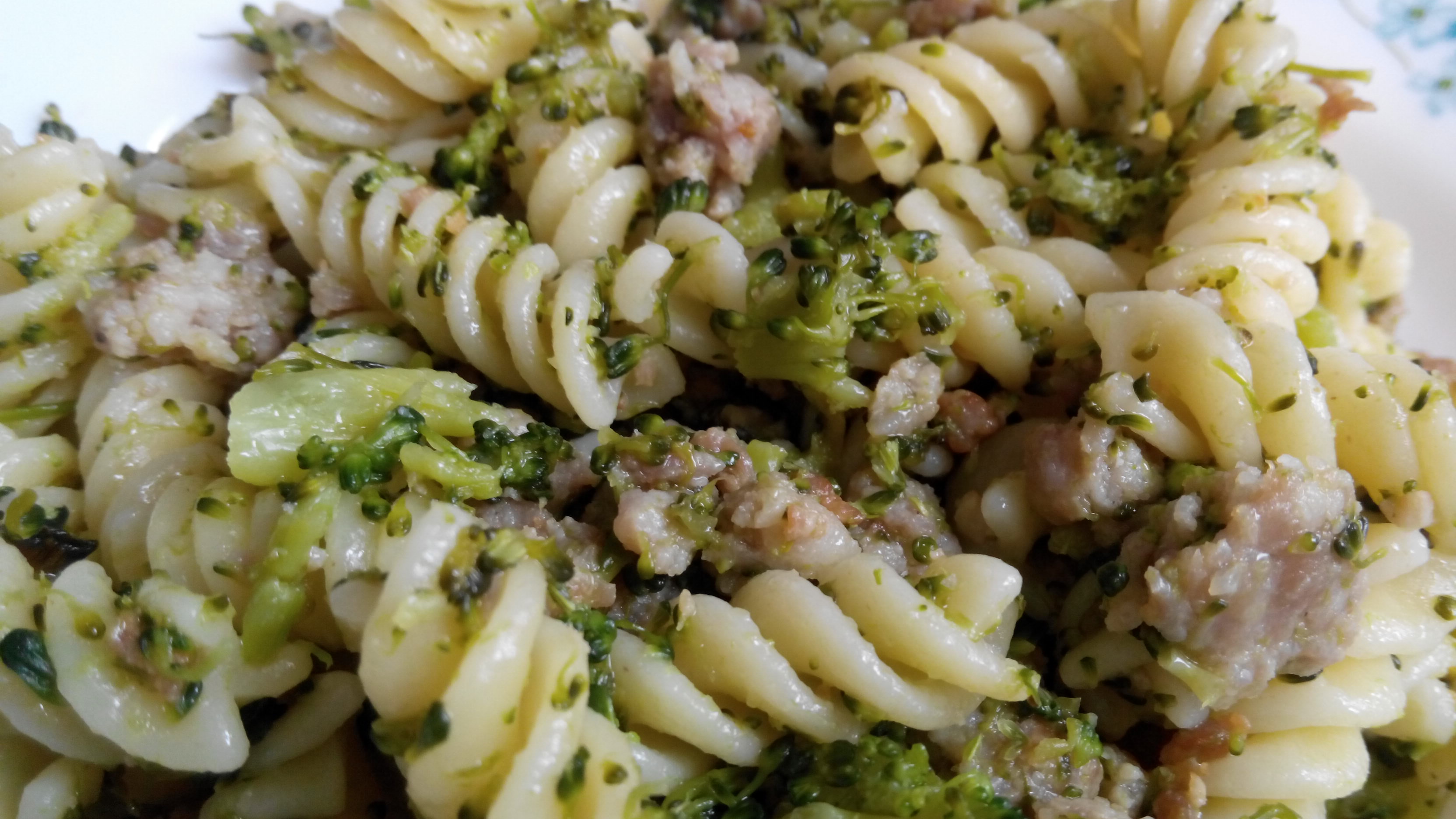 Fusilli cu broccoli si carnat