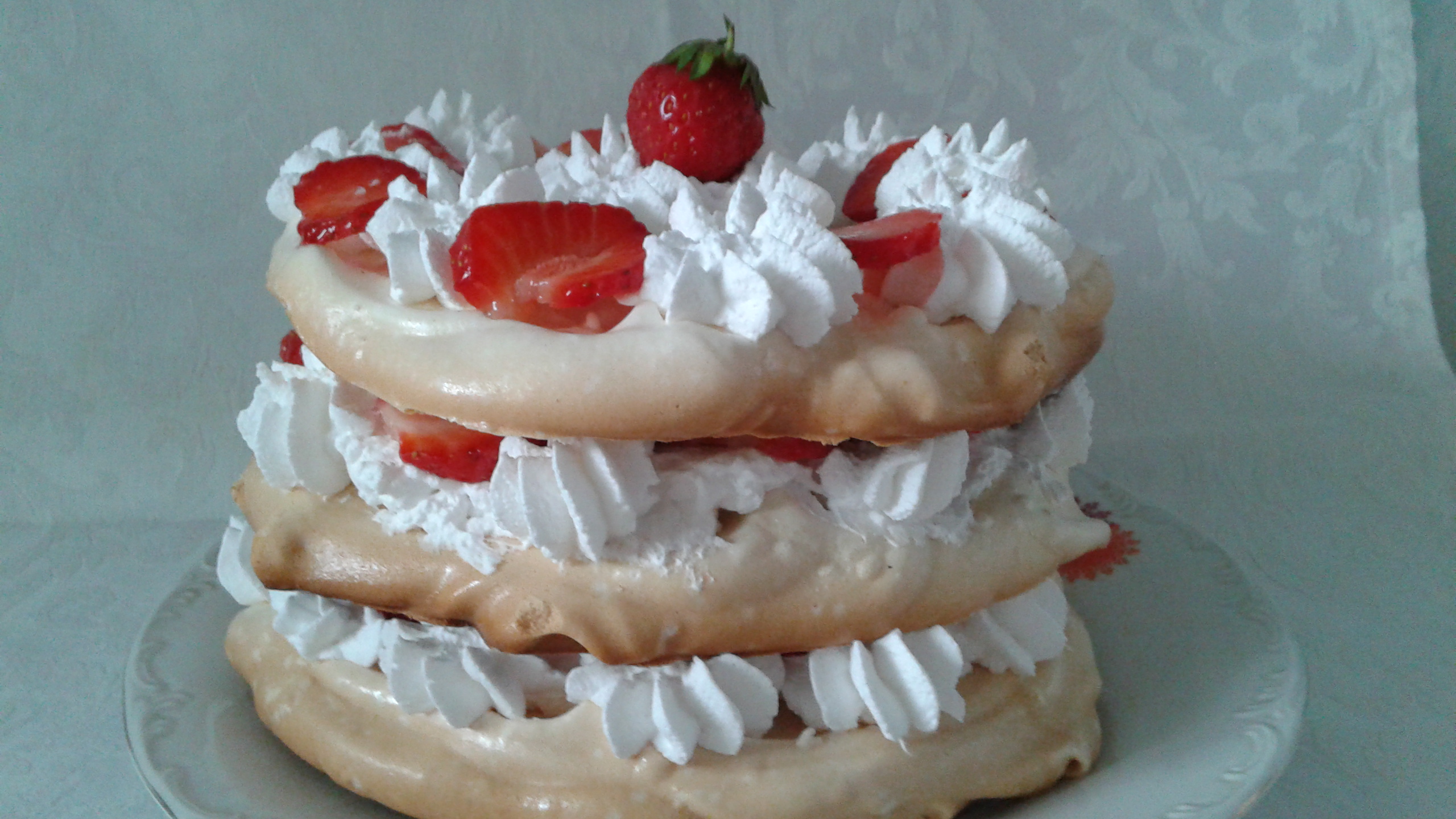 Mini tort Pavlova cu capsuni