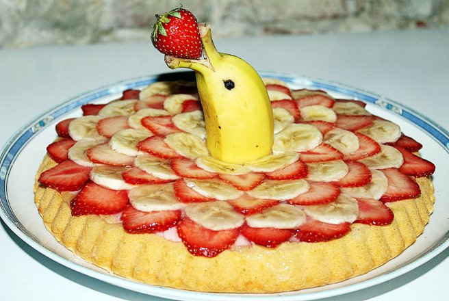 Tarta delfin cu capsuni si banane