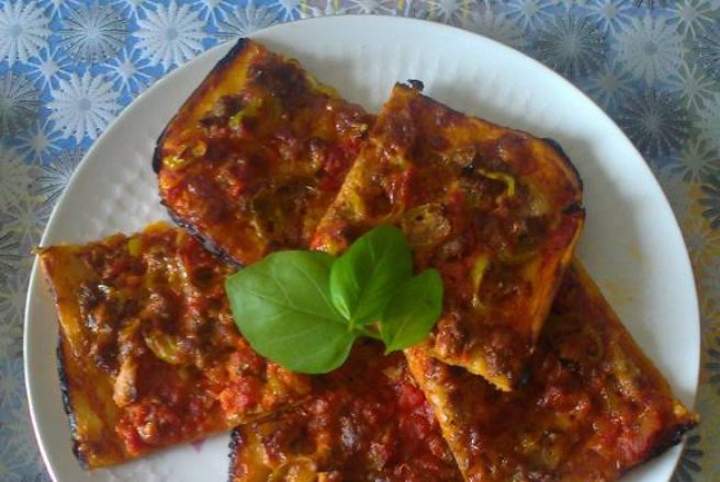 Pizza  cu carne tocata , carnat si slaninuta