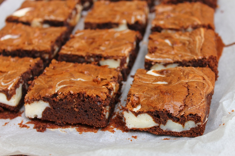 Brownies cu crema de branza