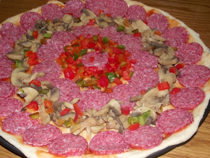 Pizza cu salam vanatoresc