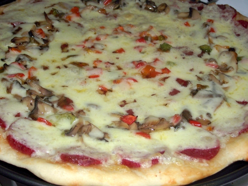 Pizza cu salam vanatoresc