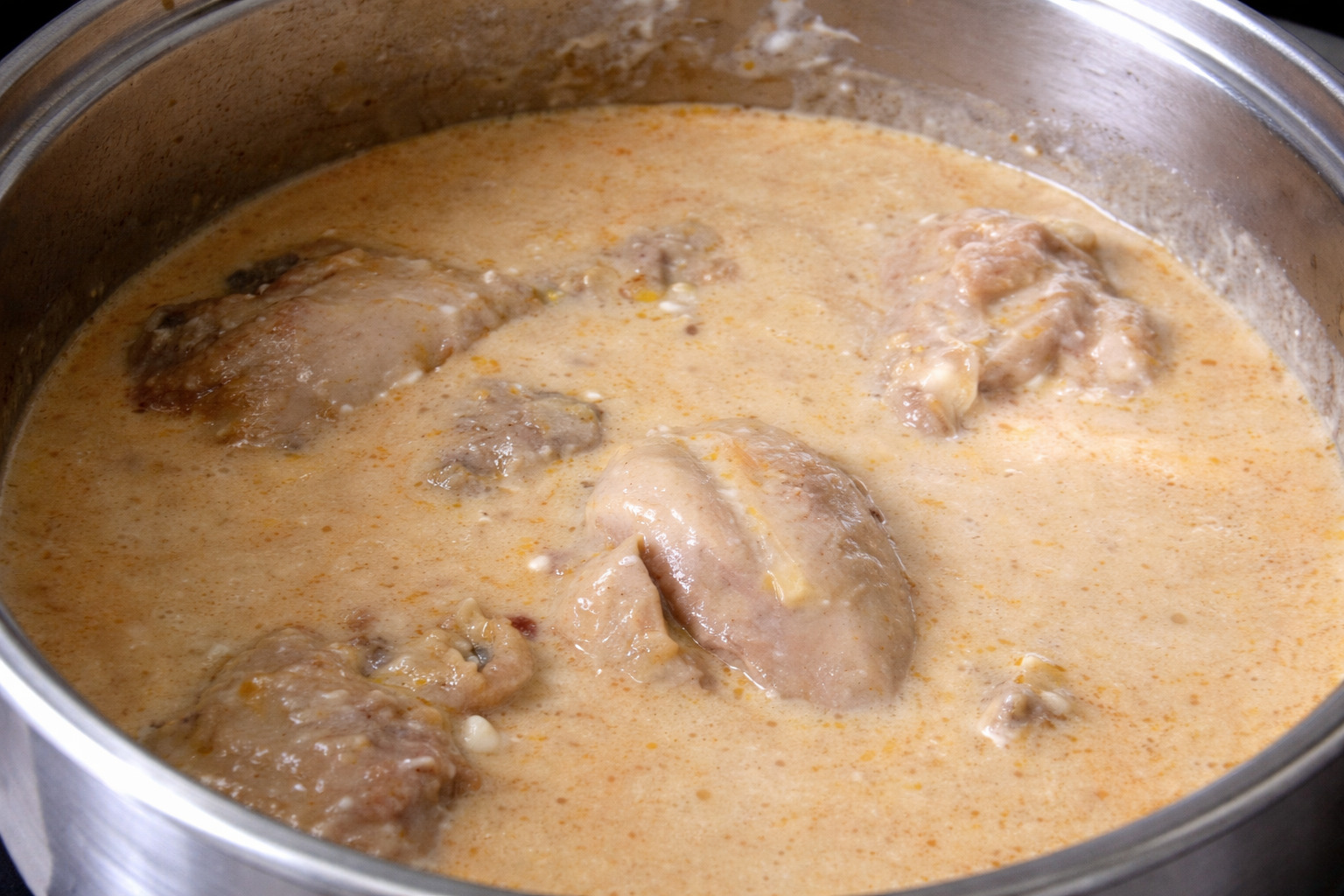 Reteta simpla si usor de preparat de Papricas de pui cu smantana