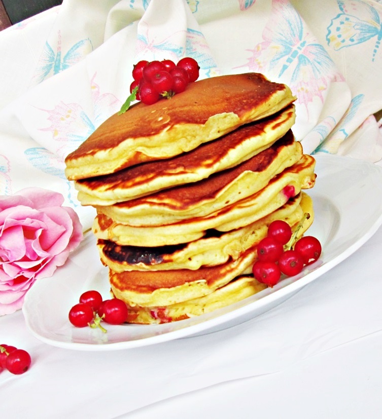 Pancakes cu coacaze rosii