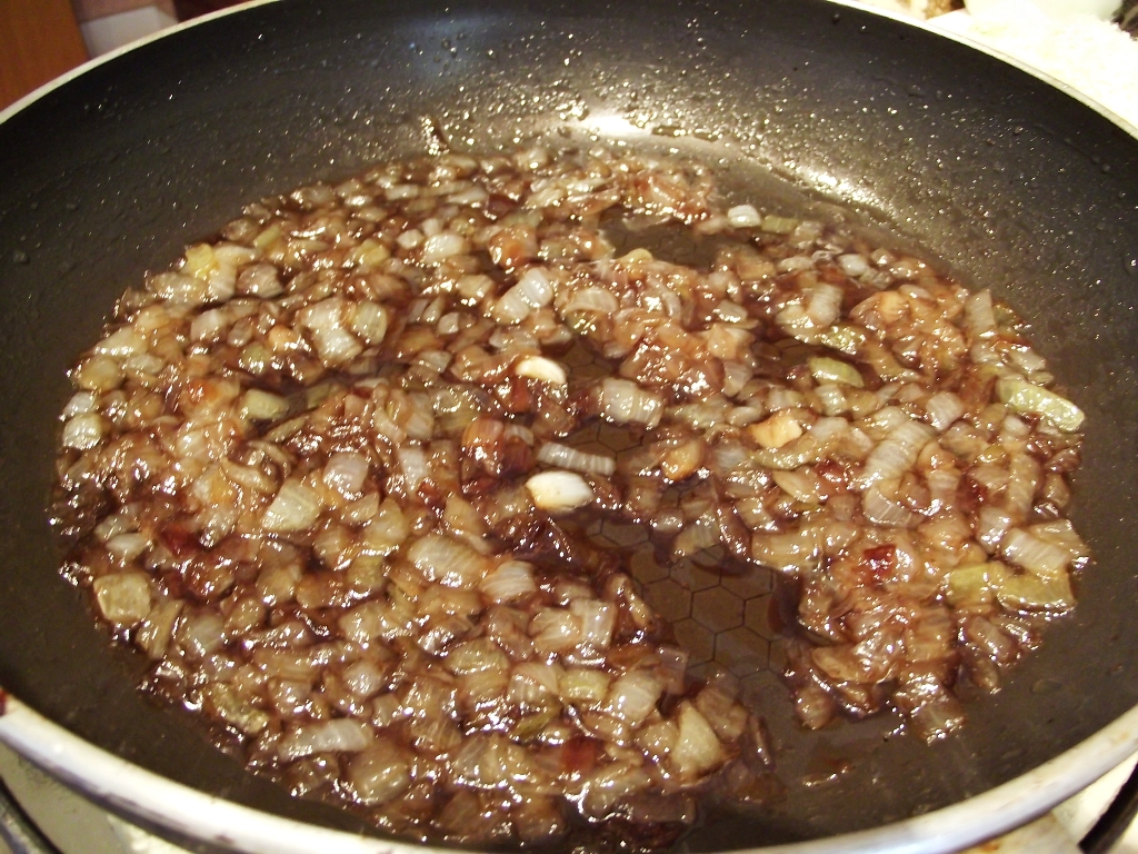 Carne de porc in sos picant de rosii cu ceapa caramelizata