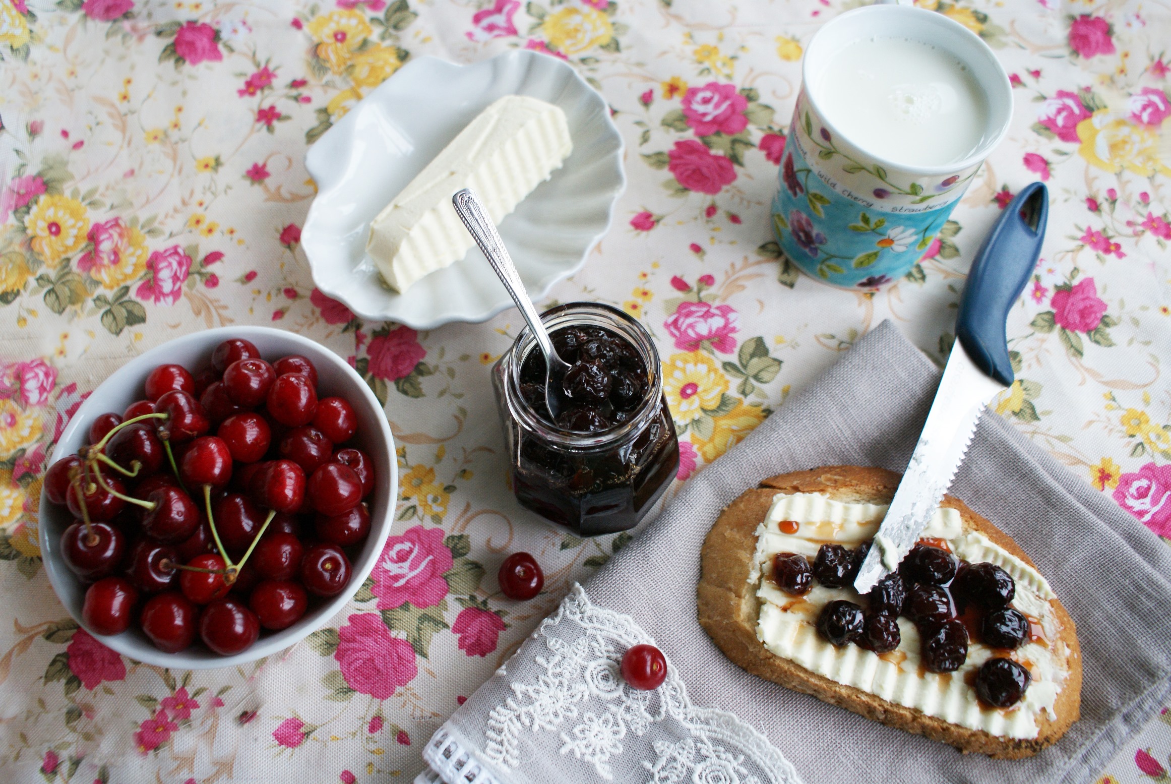 Dulceata de visine cu baton de vanilie