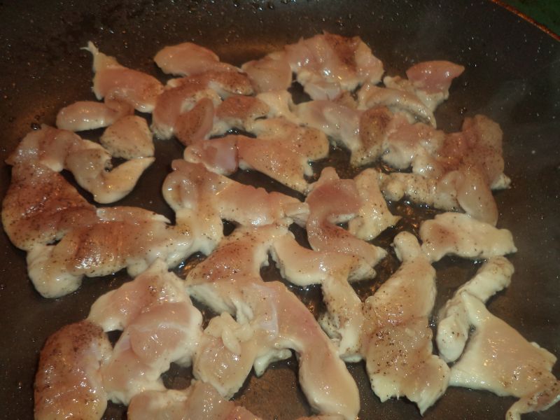 Clatite cu piept de pui si sos de branzeturi