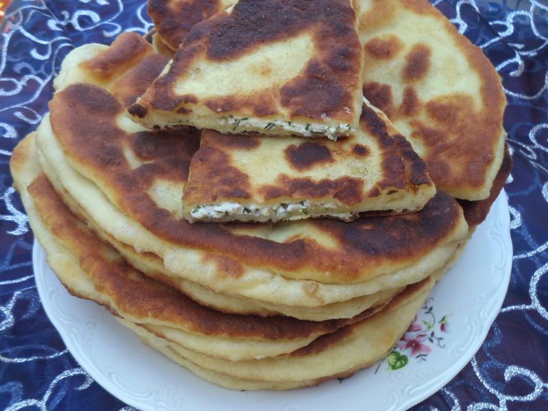 Placinte la tigaie cu cas si marar verde