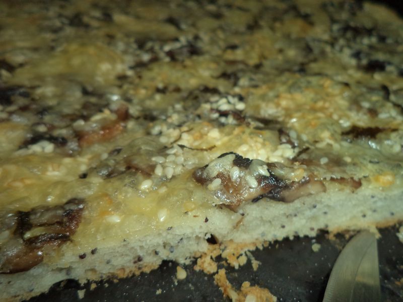 Focaccia cu ciuperci si cascaval