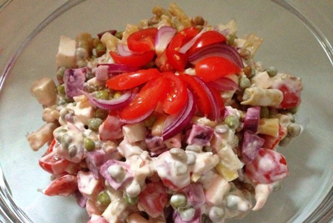 Salata de fasole galbena, mazare, linte si telemea