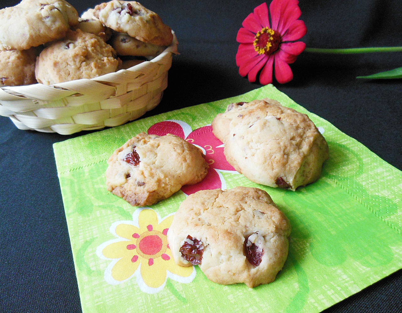 Biscuiti cu visine si ciocolata