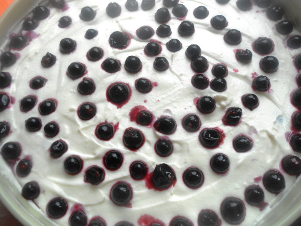 Cheesecake cu ricotta si coacaze negre