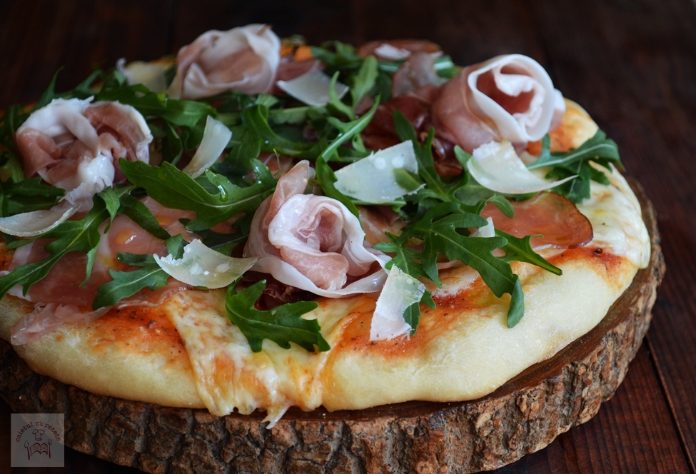 Pizza cu prosciutto crudo, rucola si parmezan