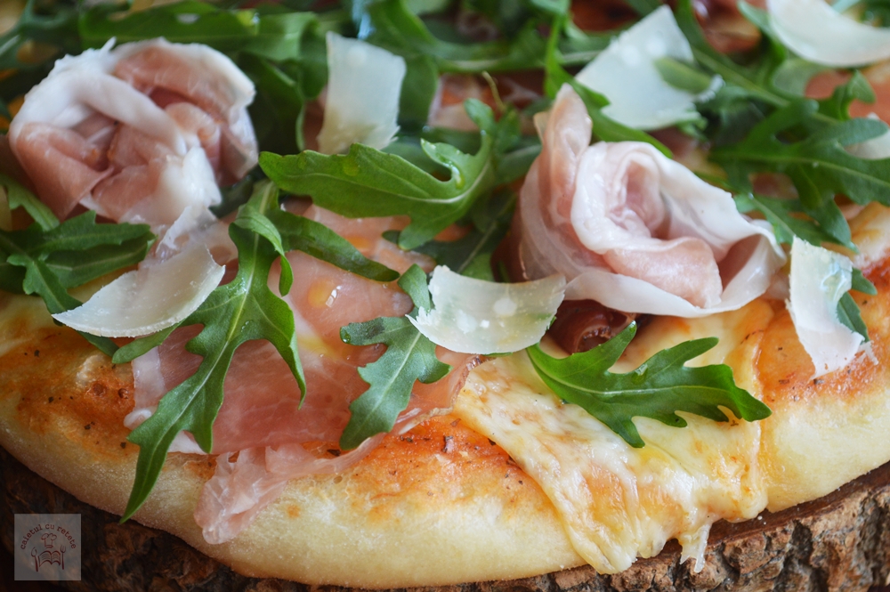 Pizza cu prosciutto crudo, rucola si parmezan