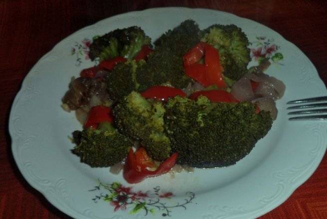 Broccoli cu ardei si ceapa rosie la tigaie