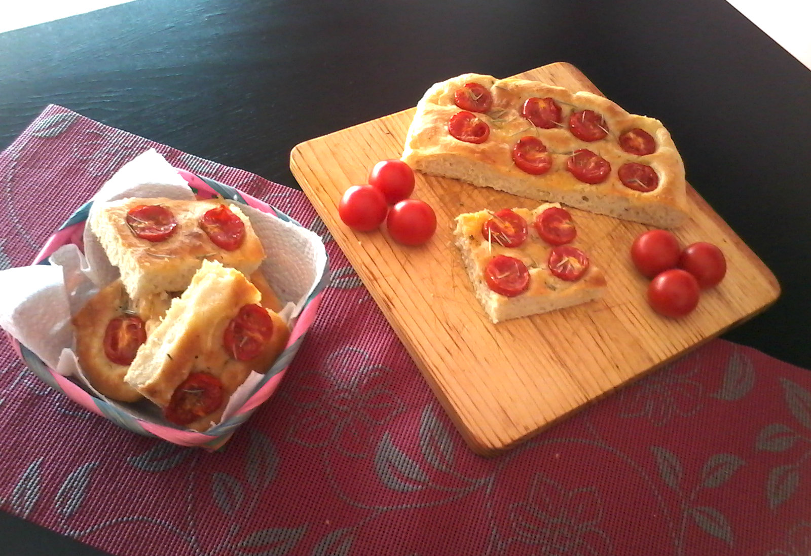 Focaccia cu rosii cherry.