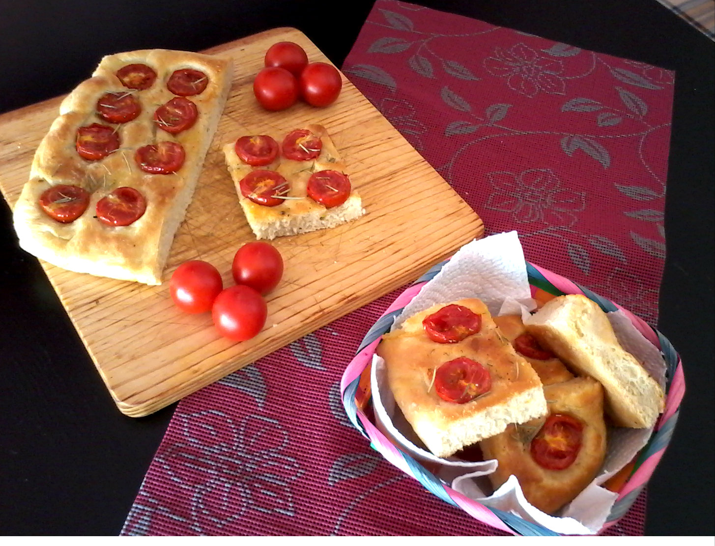 Focaccia cu rosii cherry.