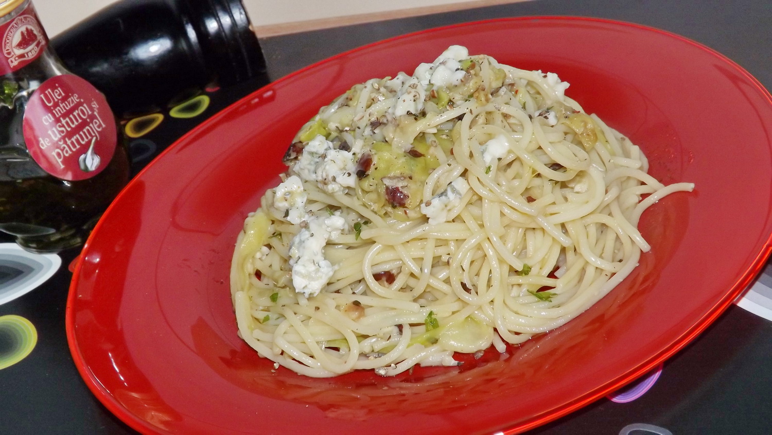 Spaghete cu zucchini, gorgonzola si nuci