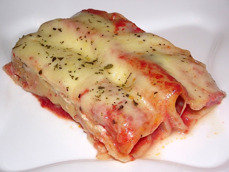 Cannelloni cu carne si suc de rosii