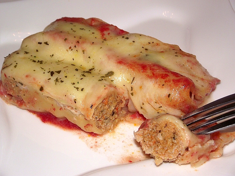 Cannelloni cu carne si suc de rosii