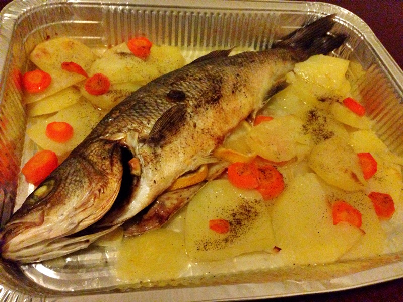 Spigola con patate e carote al forno