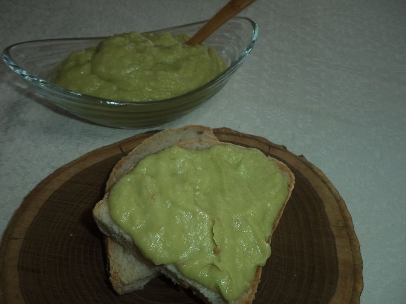 Pasta de conopida cu avocado