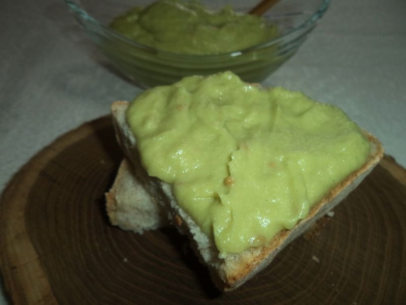 Pasta de conopida cu avocado