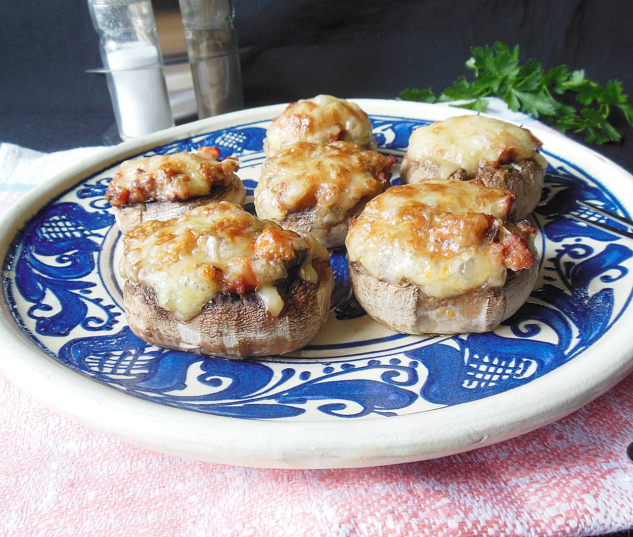 Ciuperci umplute cu carne tocata si legume, reteta simpla si gustoasa la indemana oricui