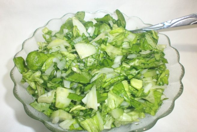 Salata verde cu ceapa si castravete