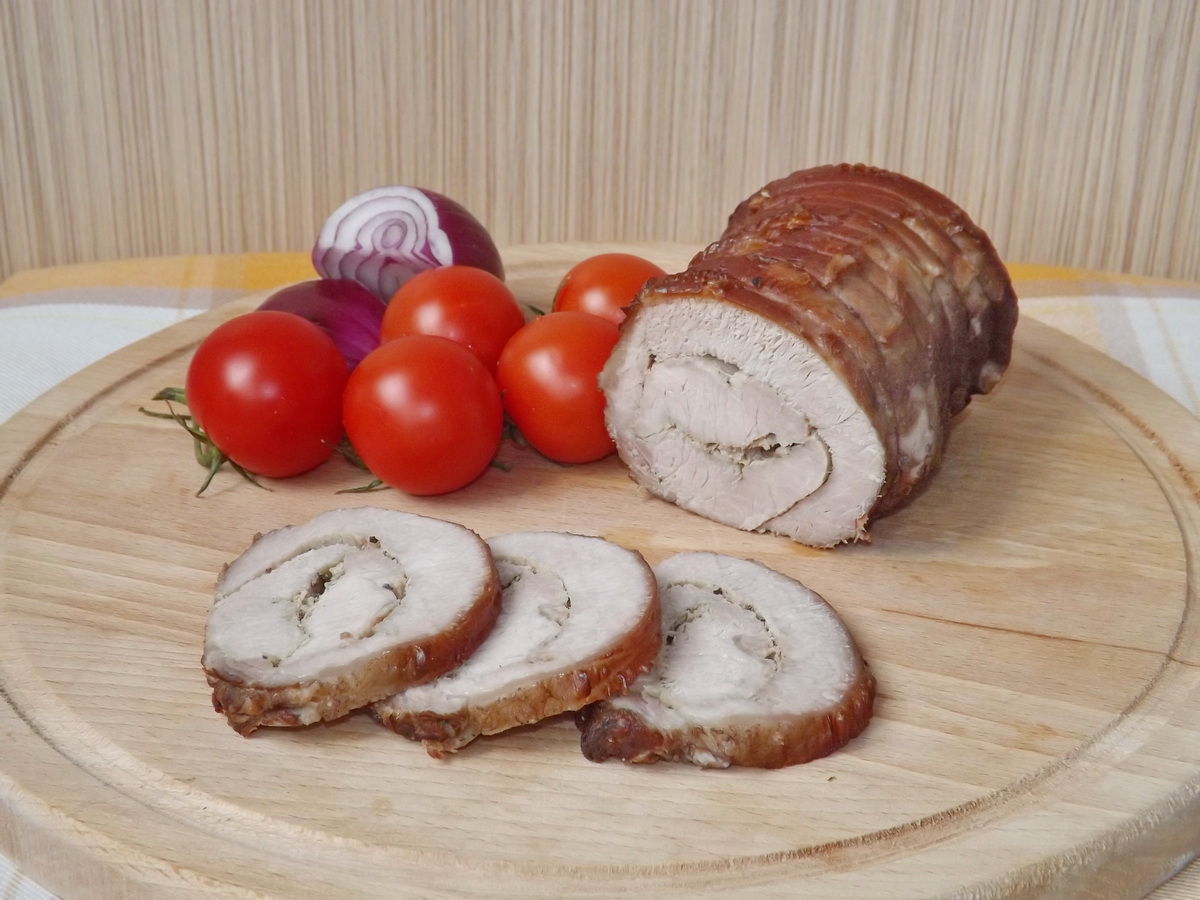 Cotlet de porc facut rulada, fiert in vin cu mirodenii
