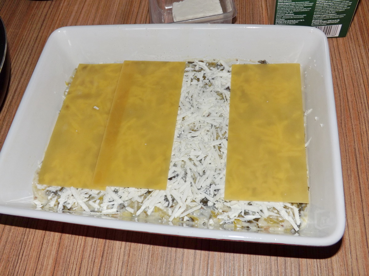 Lasagna cu praz, salata verde si cartofi dulci