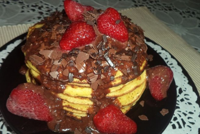 Pancakes cu sos de ciocolata , nuca si capsuni