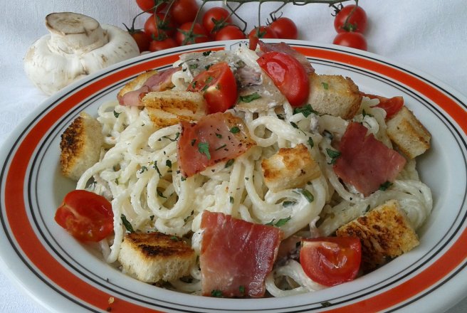 Spaghetti cu ciuperci, sunca, smantana si crutoane cu usturoi