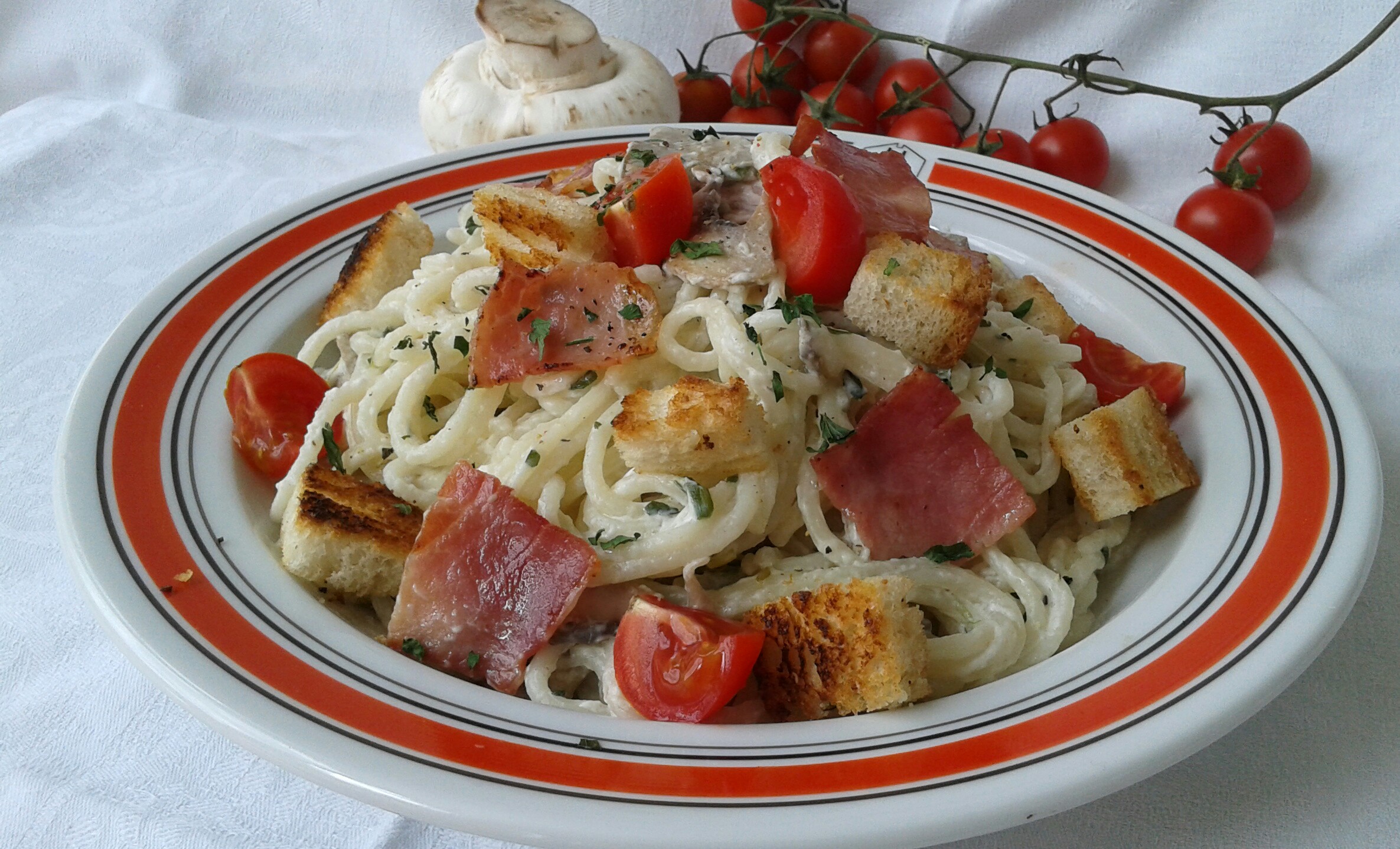 Spaghetti cu ciuperci, sunca, smantana si crutoane cu usturoi