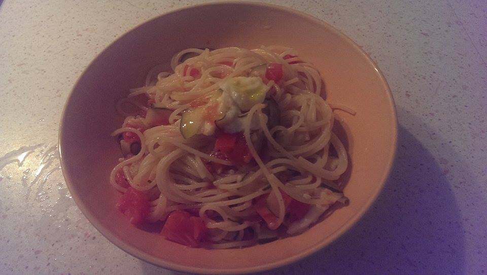 Spaghete cu mozzarella, rosii si dovlecei