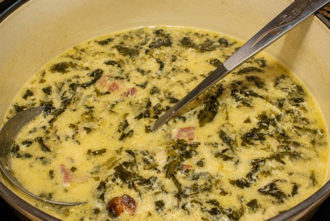 Ciorba de salata cu slanina afumata