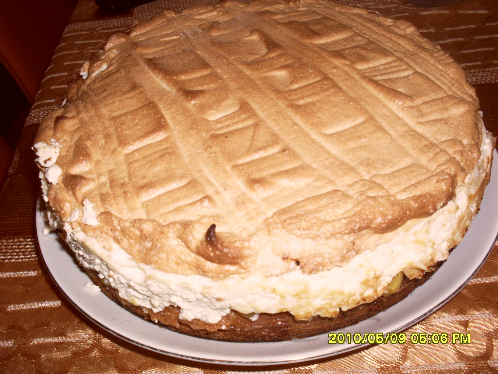 Tort cu piersici,branza dulce si bezea