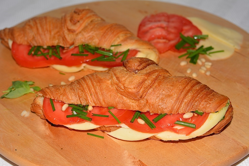 Croissante fresh cu cascaval si pesto