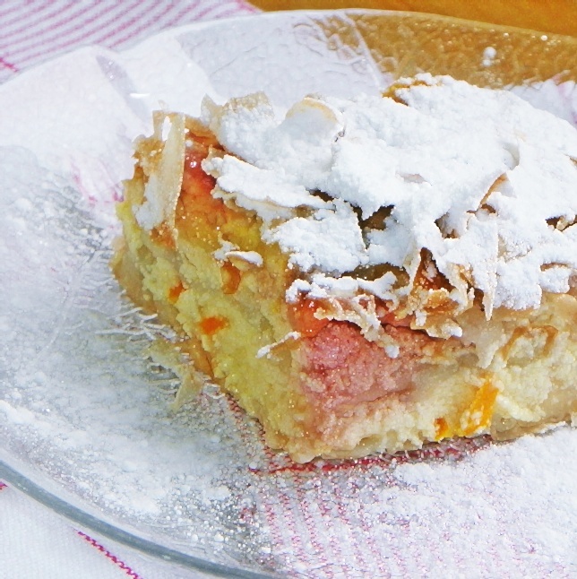 Placinta cu branza dulce, capsuni si sirop de portocala
